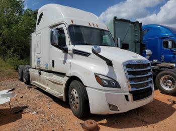  Salvage Freightliner Cascadia 1