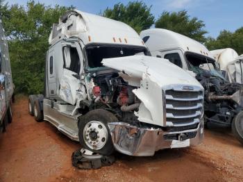  Salvage Freightliner Cascadia 1