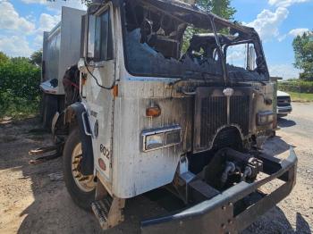  Salvage Peterbilt 320