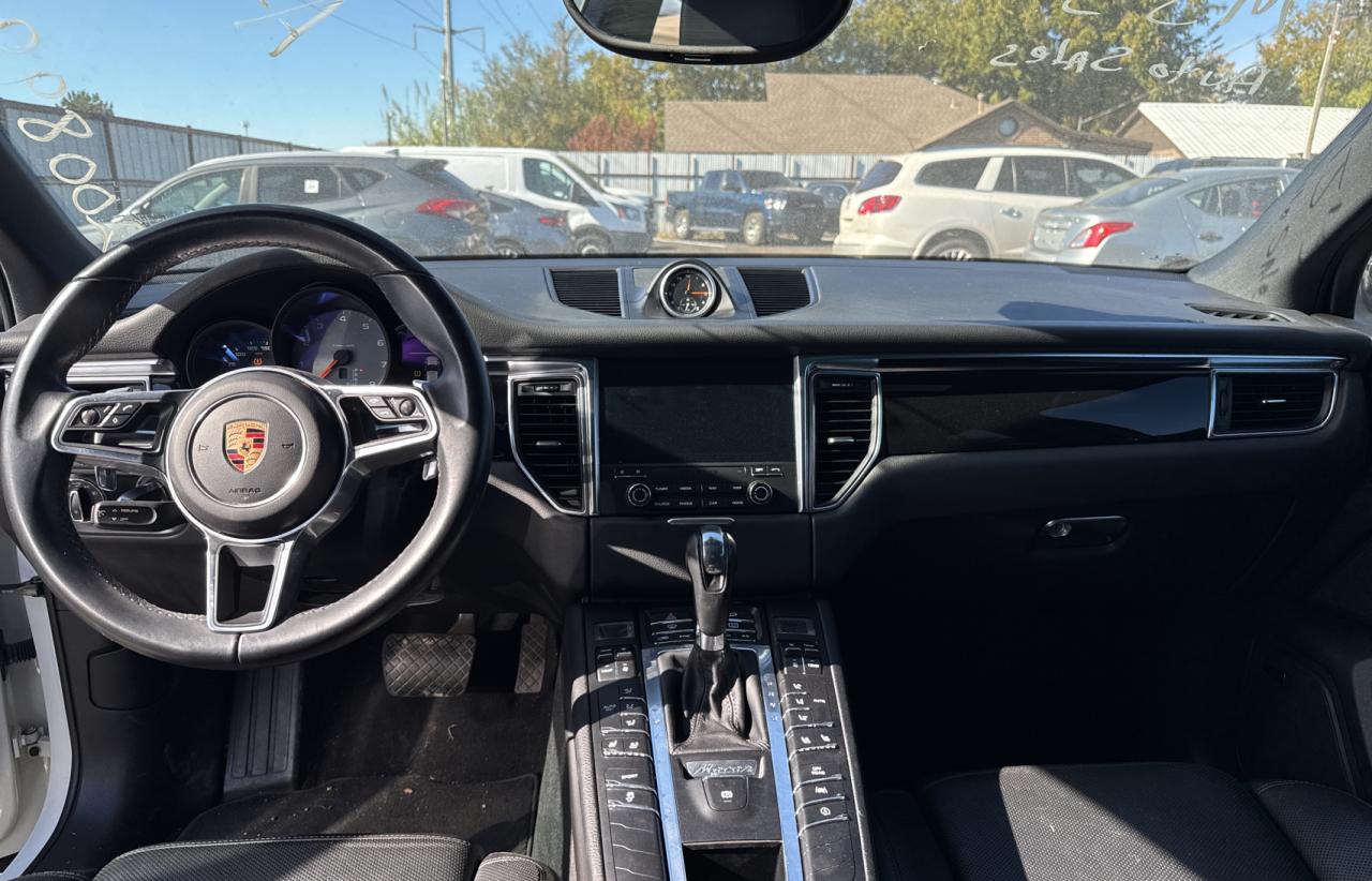 Porsche Macan S Image 9
