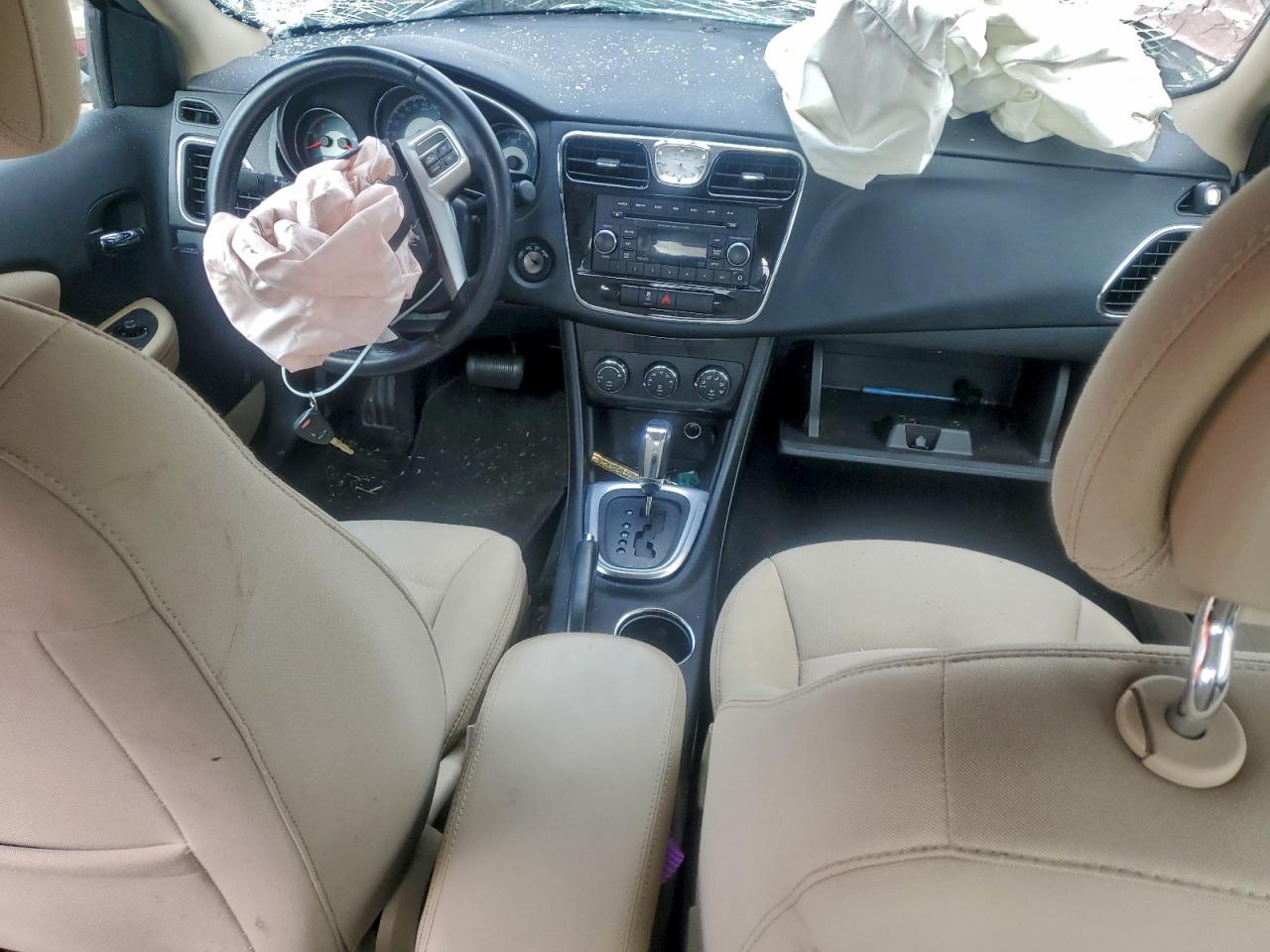 Chrysler 200 Touring Image 12