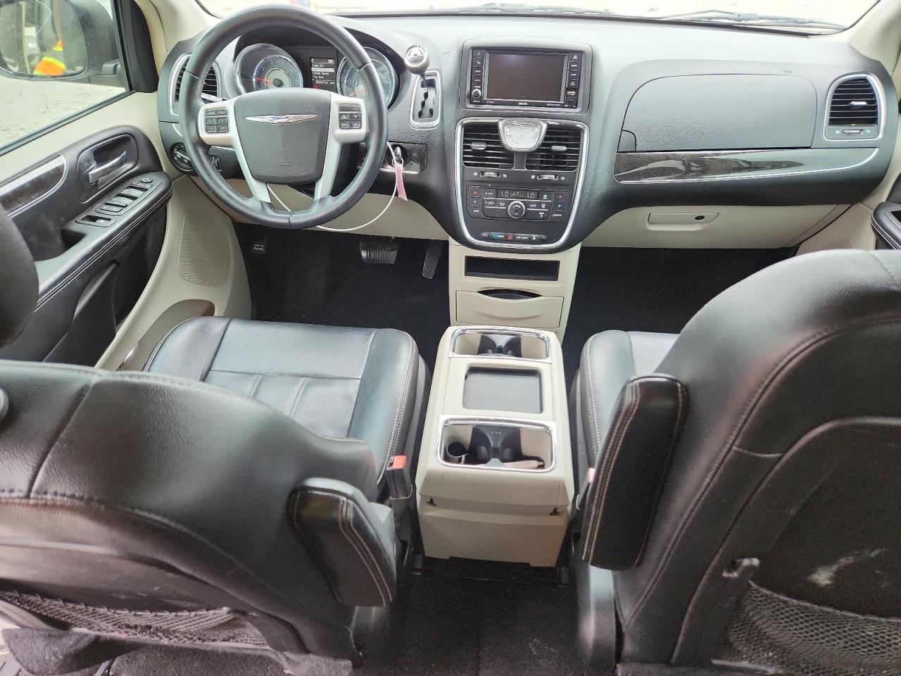 Chrysler Minivan Touring Image 12