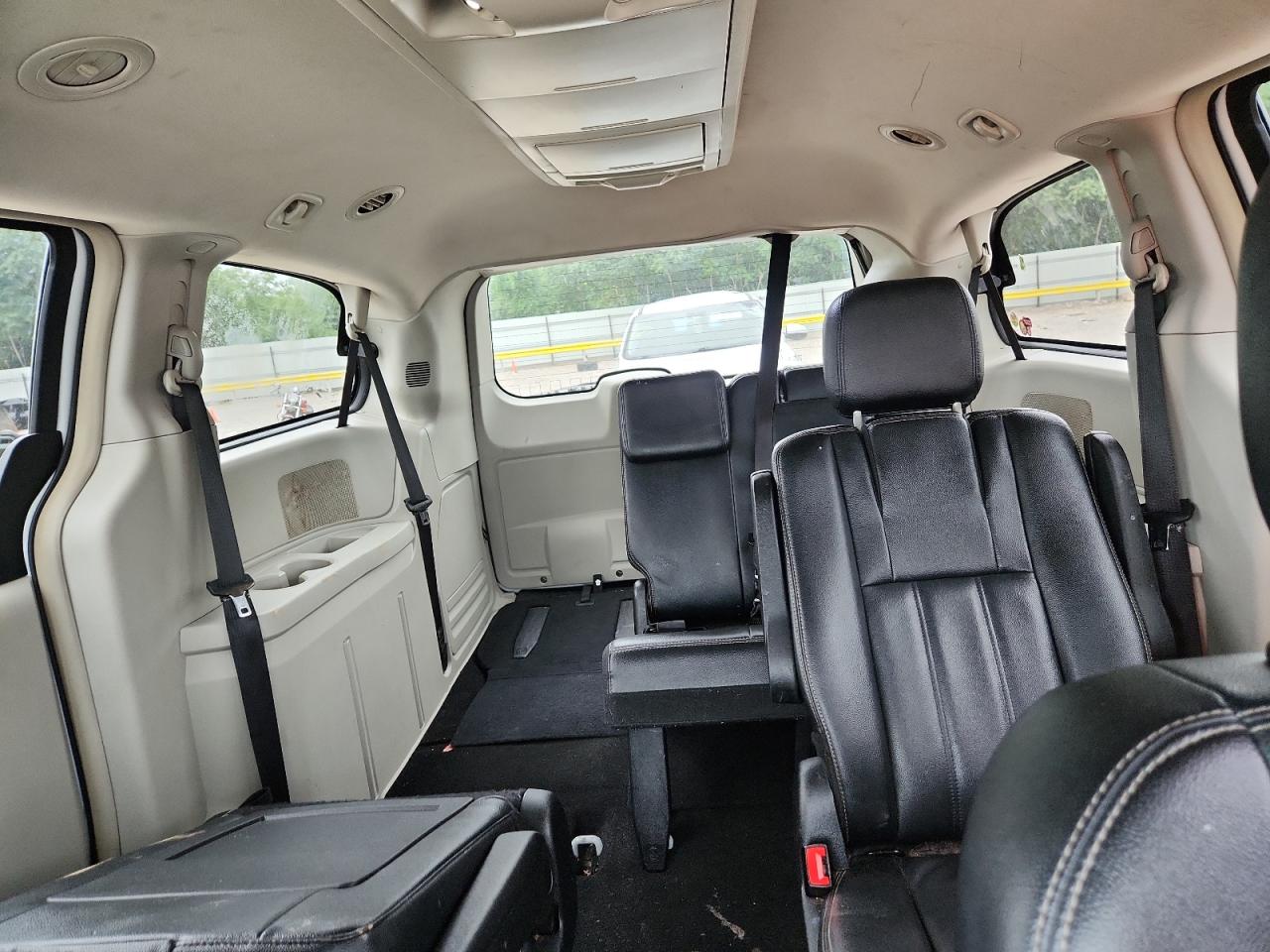 Chrysler Minivan Touring Image 9