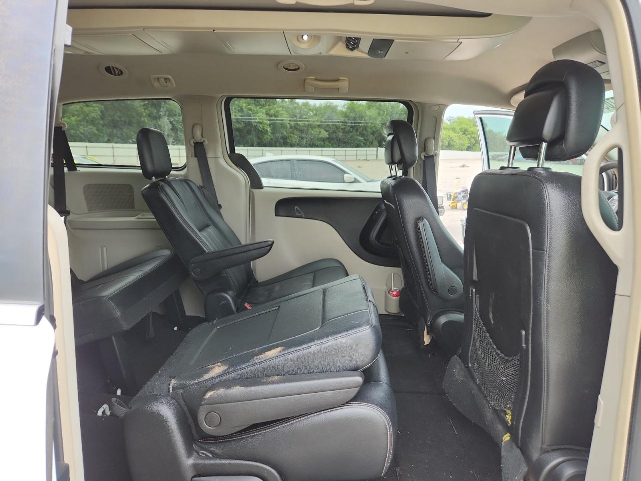 Chrysler Minivan Touring Image 8