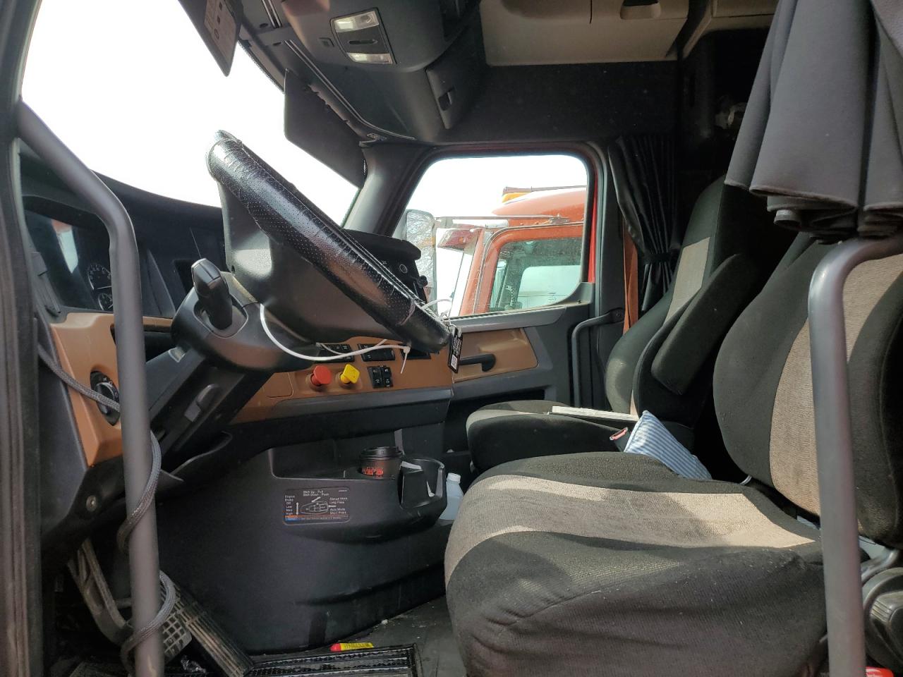 Freightliner Cascadia 126 Image 9