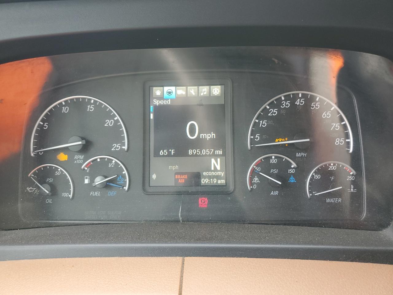 Freightliner Cascadia 126 Image 7