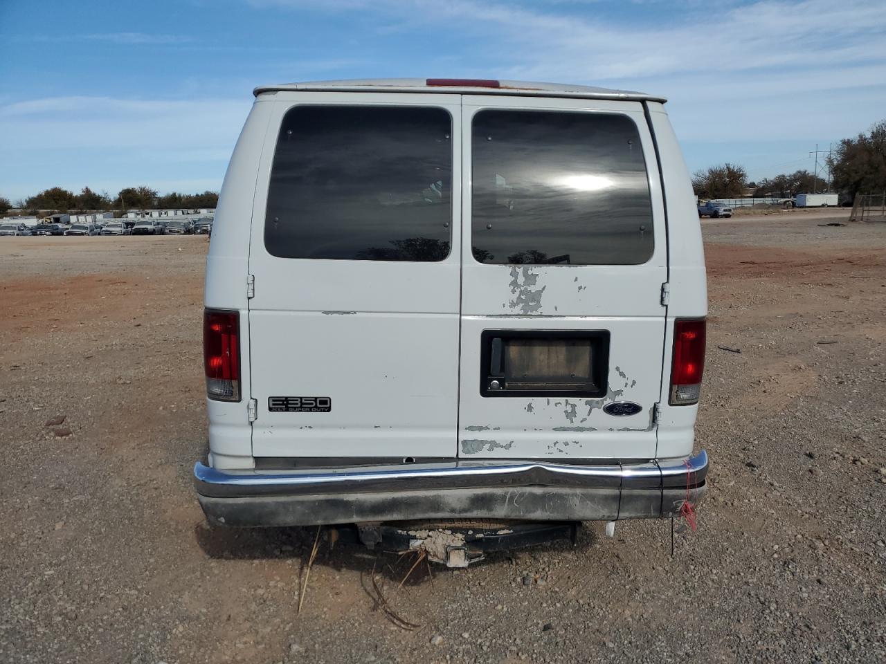 Ford Econoline E350 Super Duty Wagon Image 3