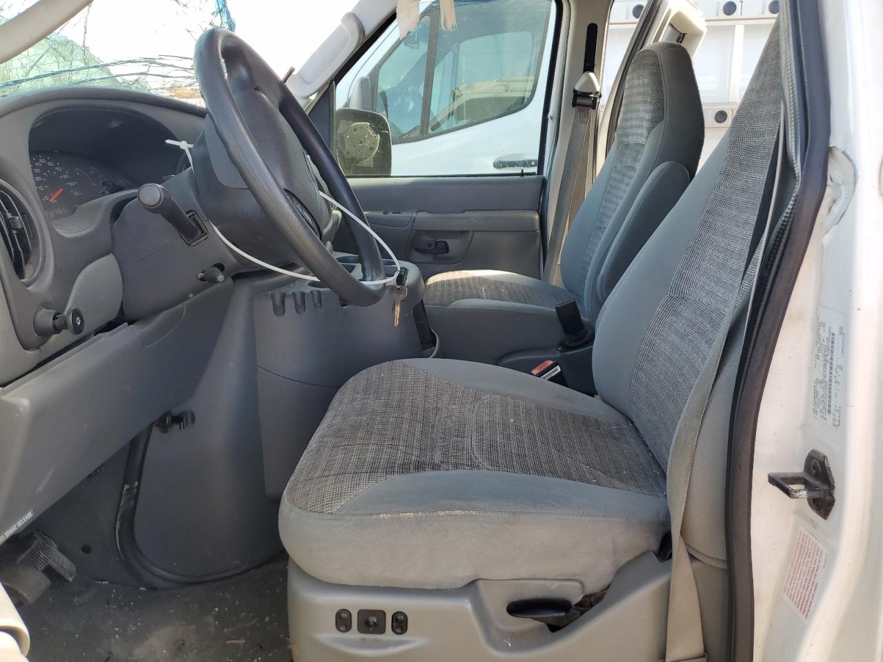 Ford Econoline E350 Super Duty Wagon Image 2