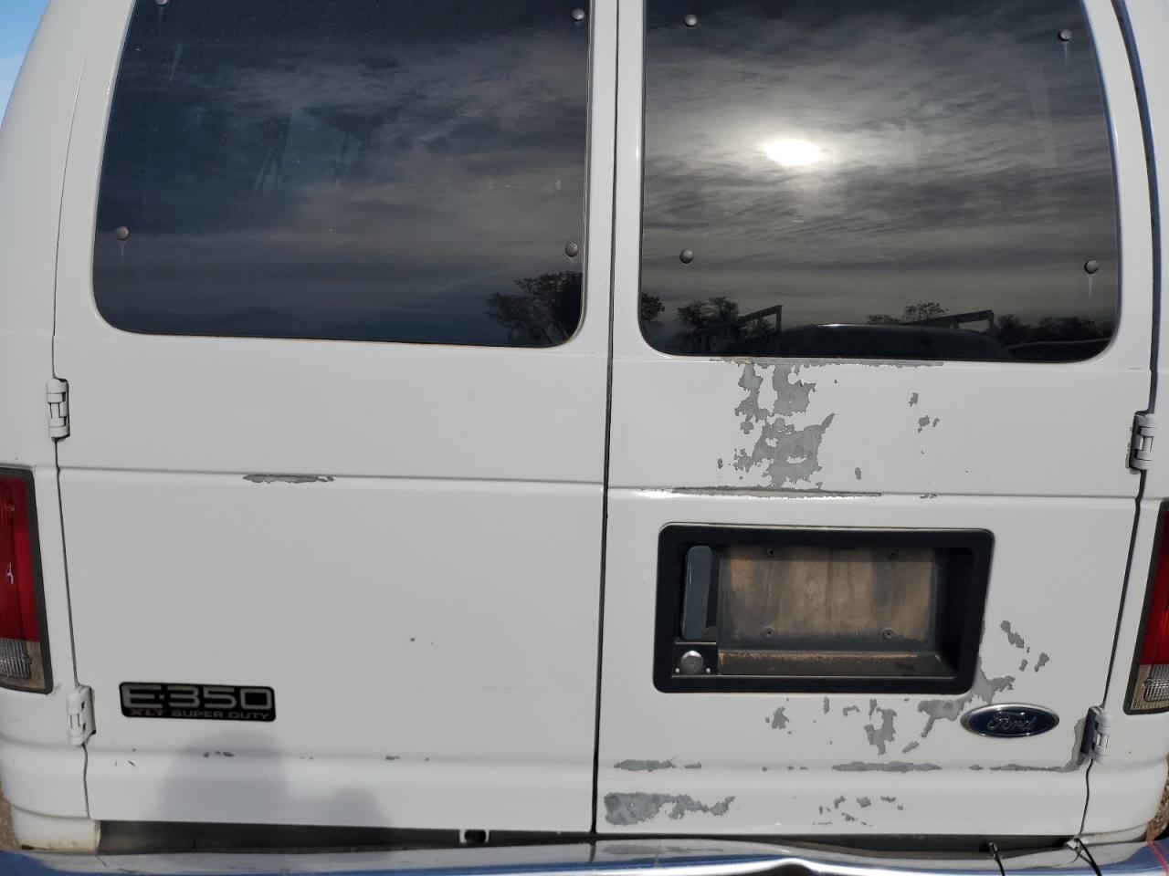 Ford Econoline E350 Super Duty Wagon Image 4