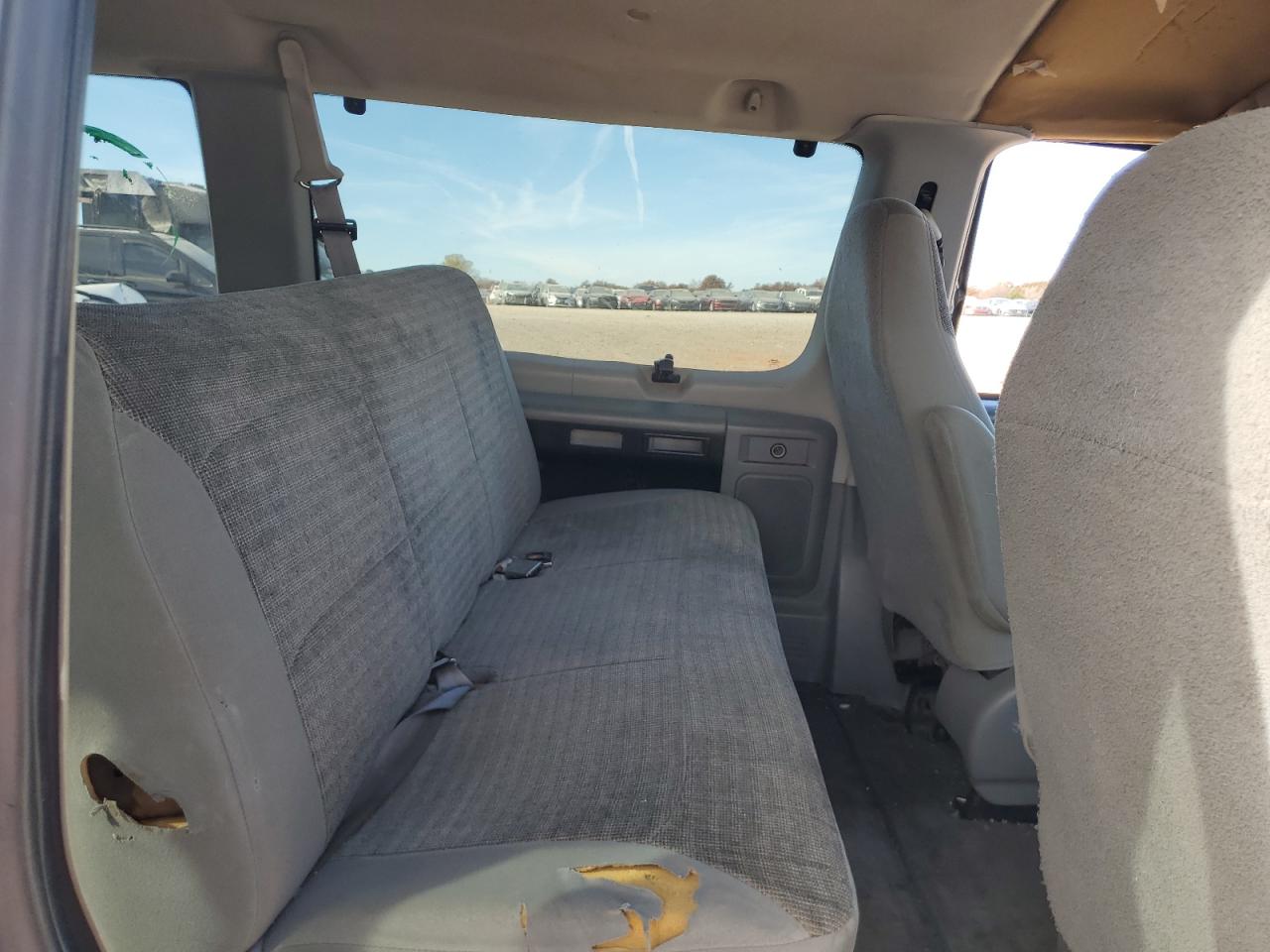 Ford Econoline E350 Super Duty Wagon Image 11