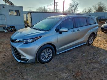  Salvage Toyota Sienna