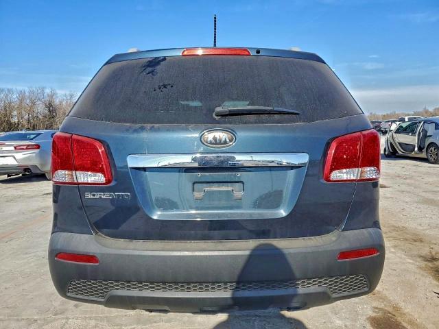 Kia Sorento Base Image 6