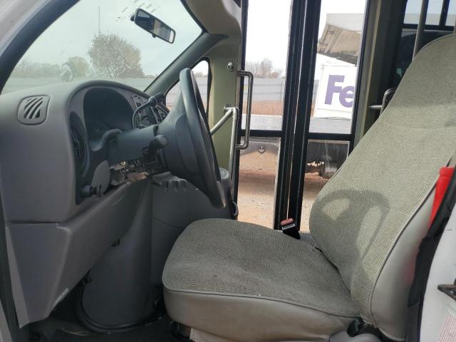 Ford Econoline E450 Super Duty Cutaway Van Image 10