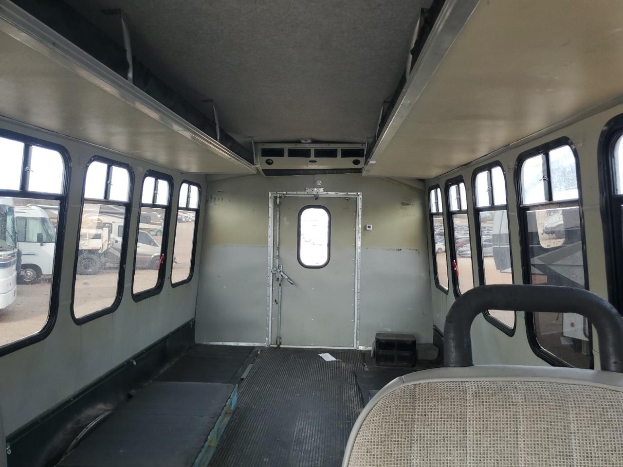 Ford Econoline E450 Super Duty Cutaway Van Image 2