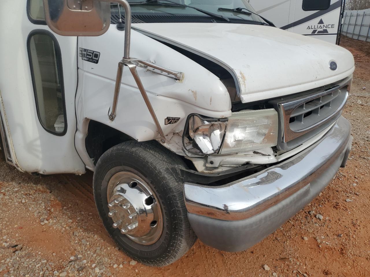 Ford Econoline E450 Super Duty Cutaway Van Image 8