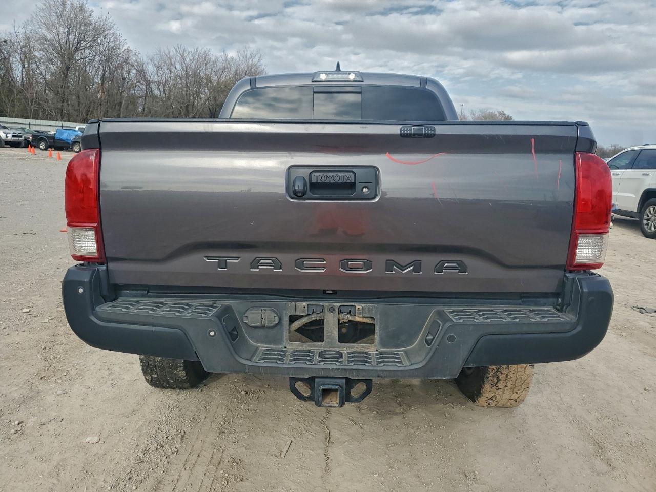 Toyota Tacoma Double Cab Image 3