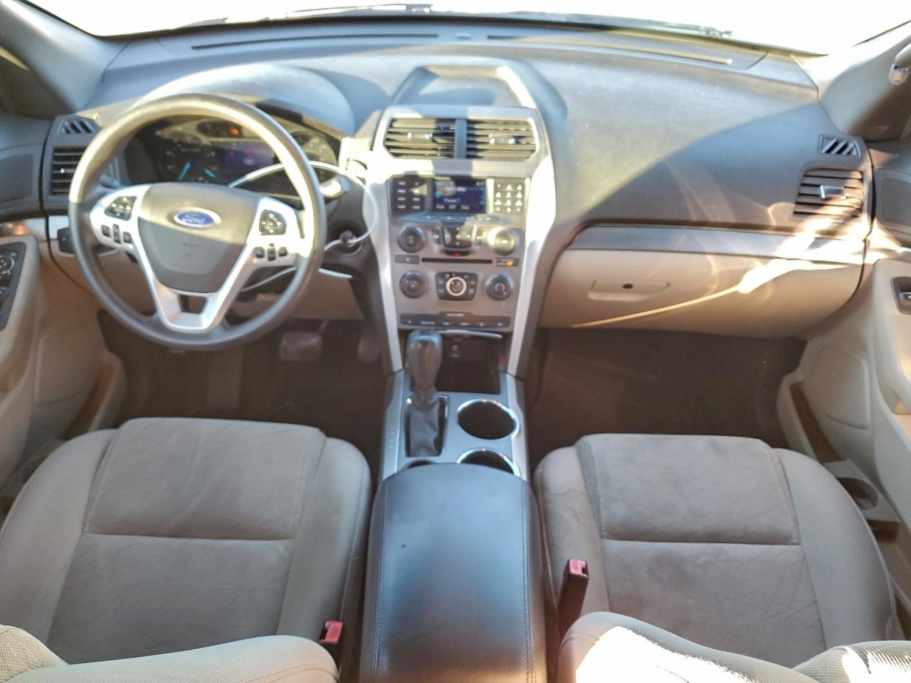 Ford Explorer Image 4