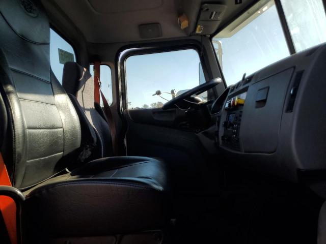 Peterbilt 348 Image 2