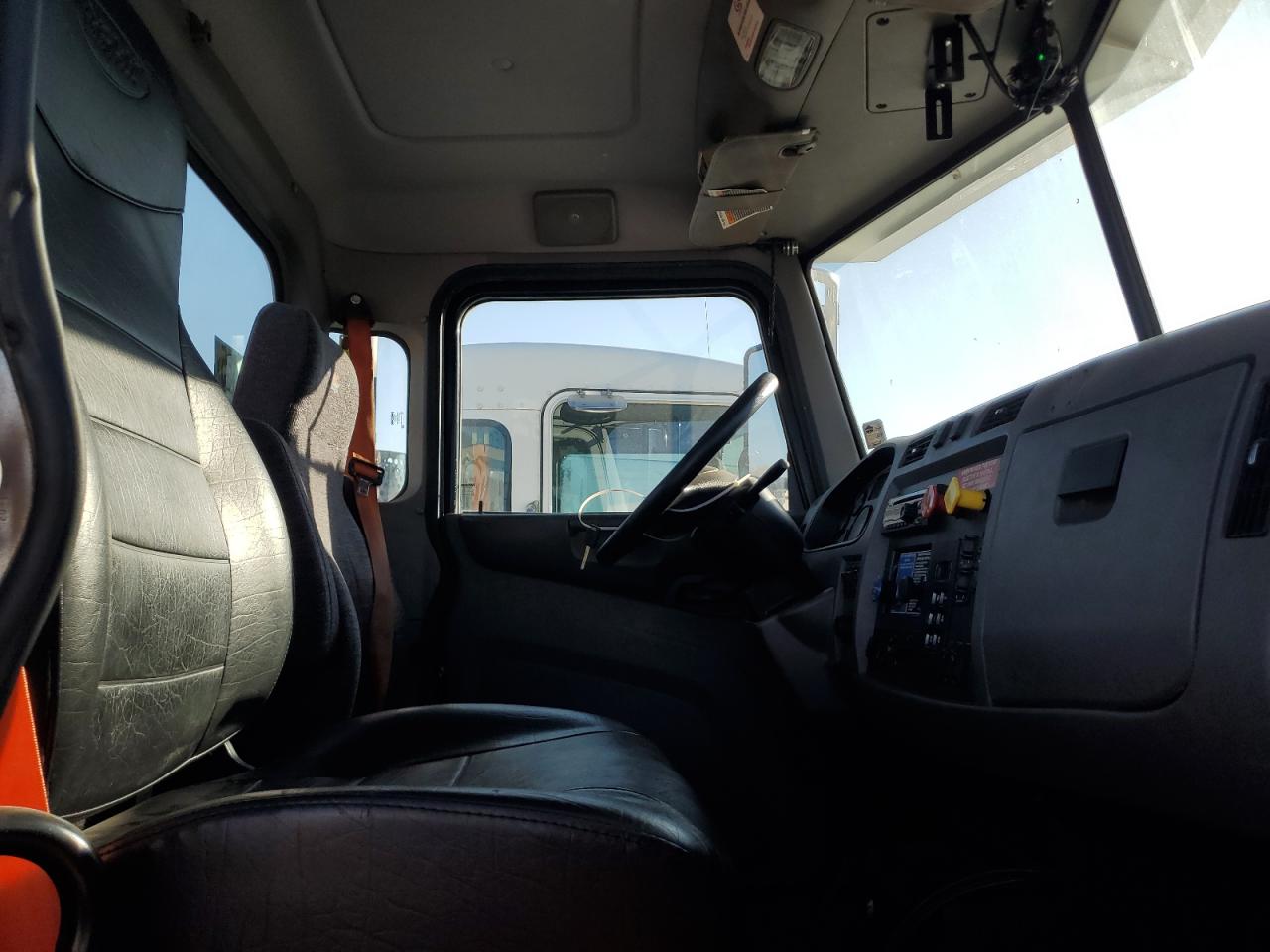 Peterbilt 348 Image 6