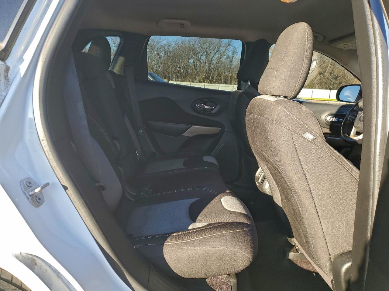 Jeep Grand Cherokee Sport Image 11