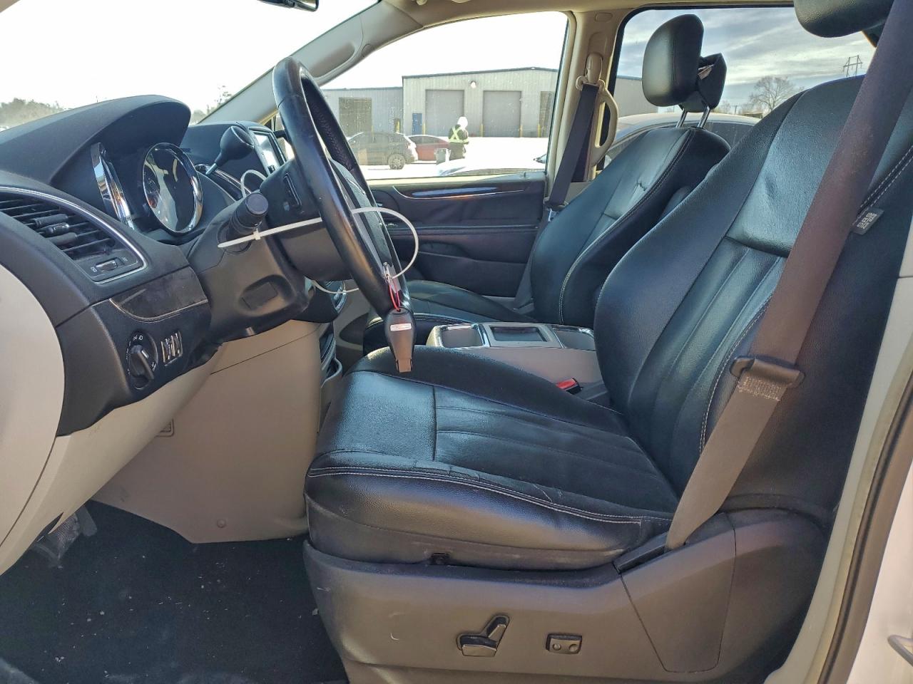 Chrysler Minivan Touring Image 4