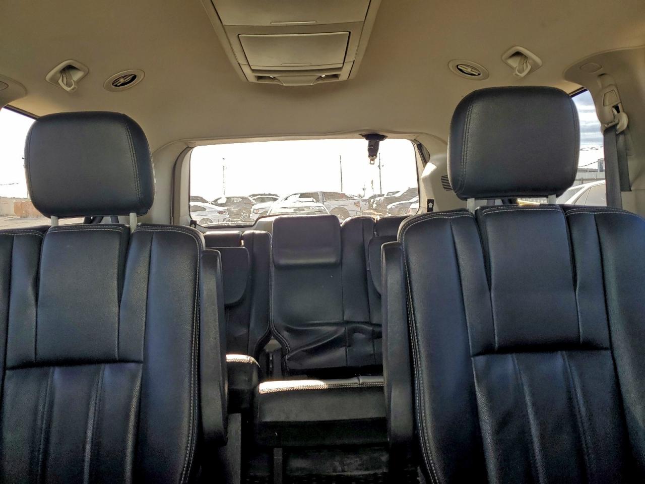 Chrysler Minivan Touring Image 6