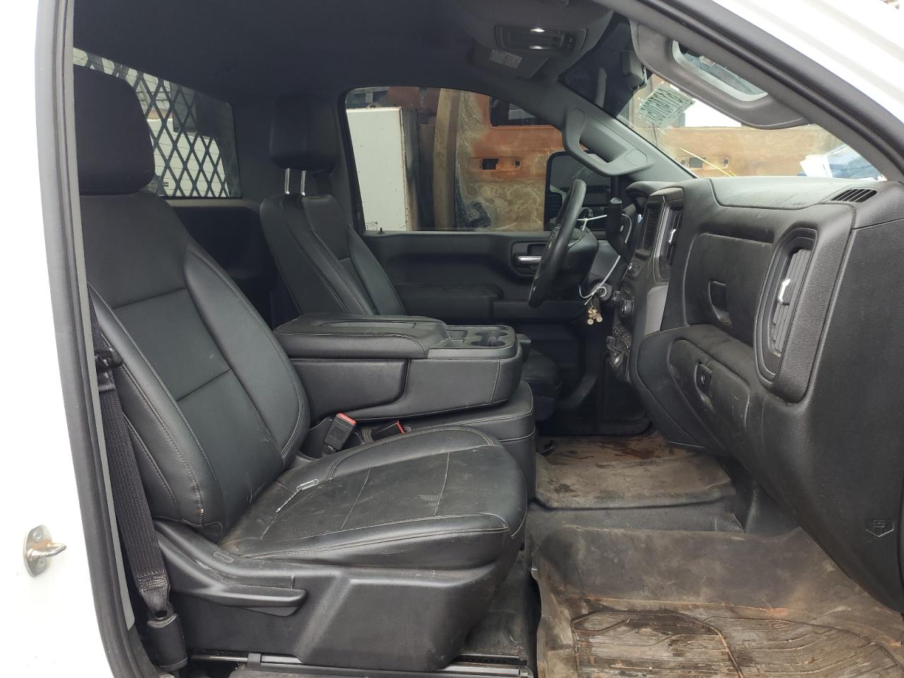 Chevrolet Silverado K3500 Image 10