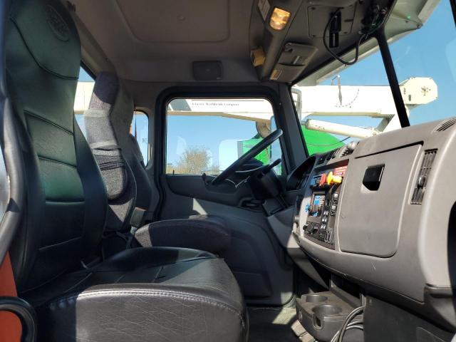 Peterbilt 348 Image 9