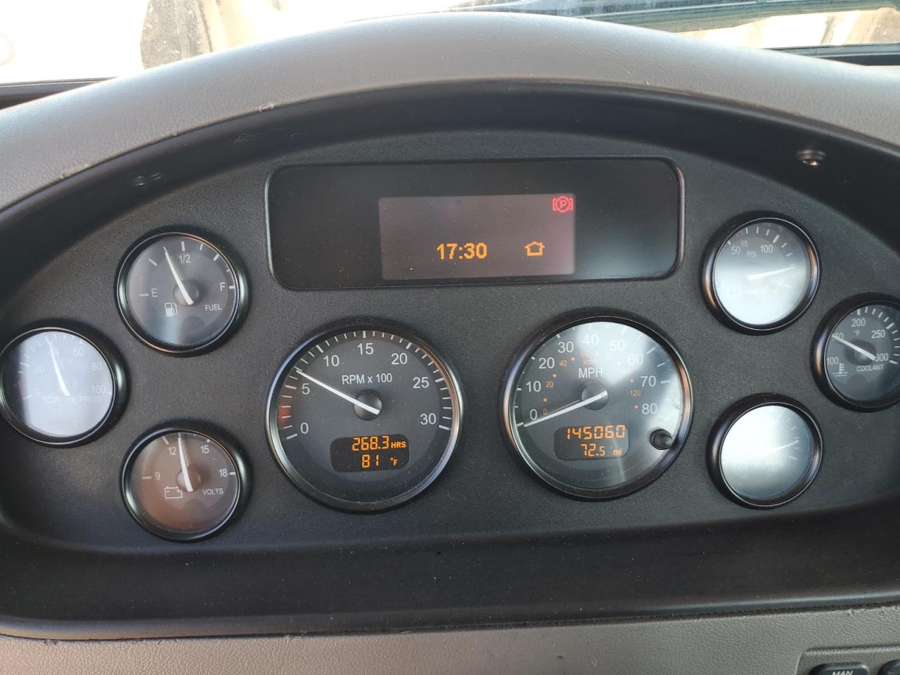 Peterbilt 348 Image 3