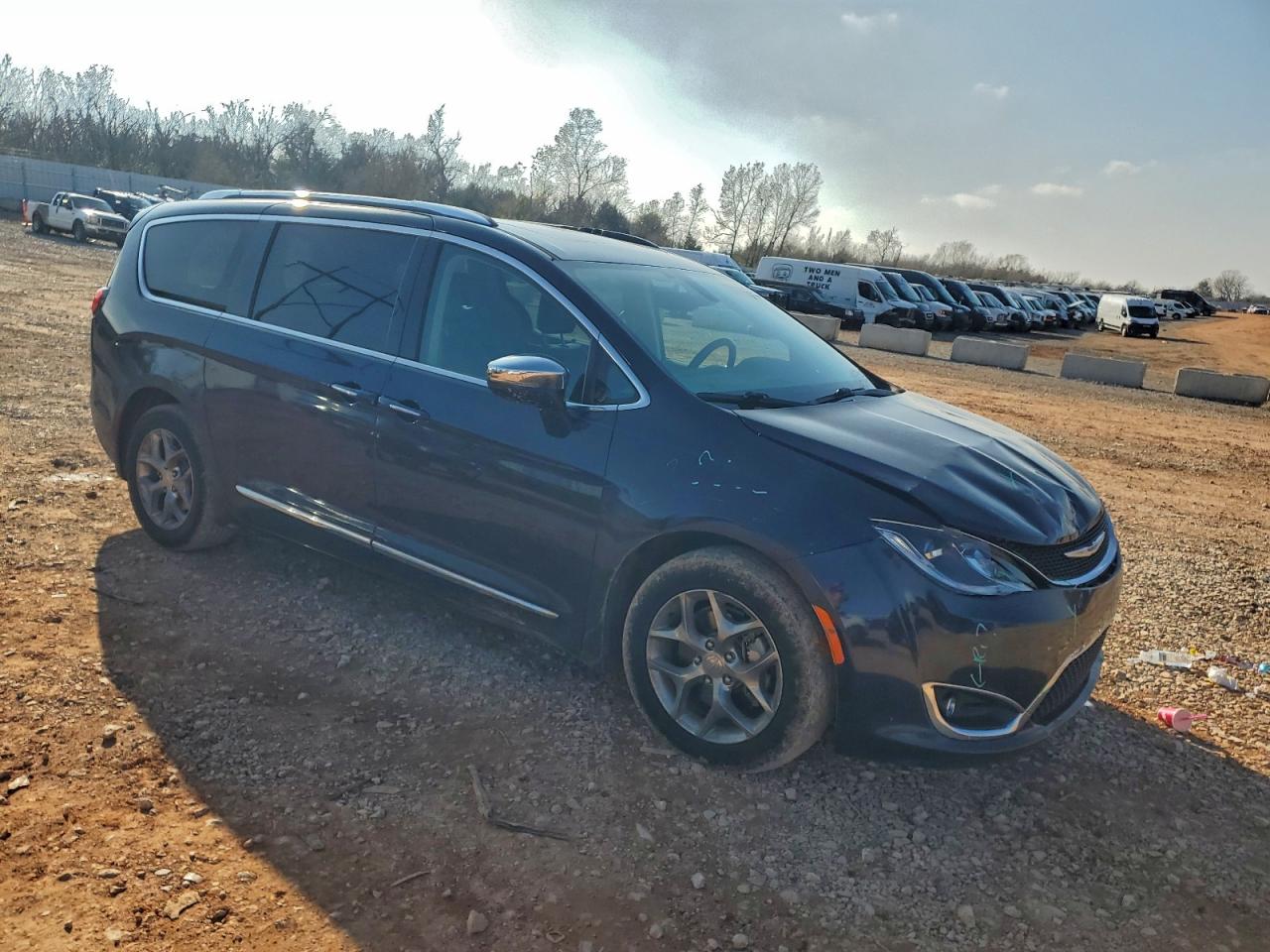 Chrysler Pacifica Limited Image 4