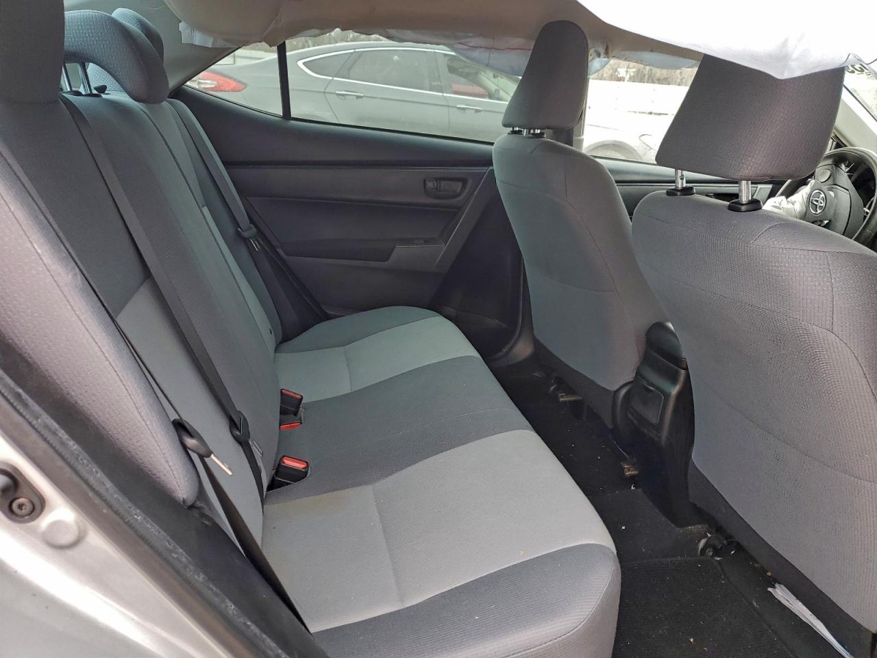 Toyota Corolla L Image 8