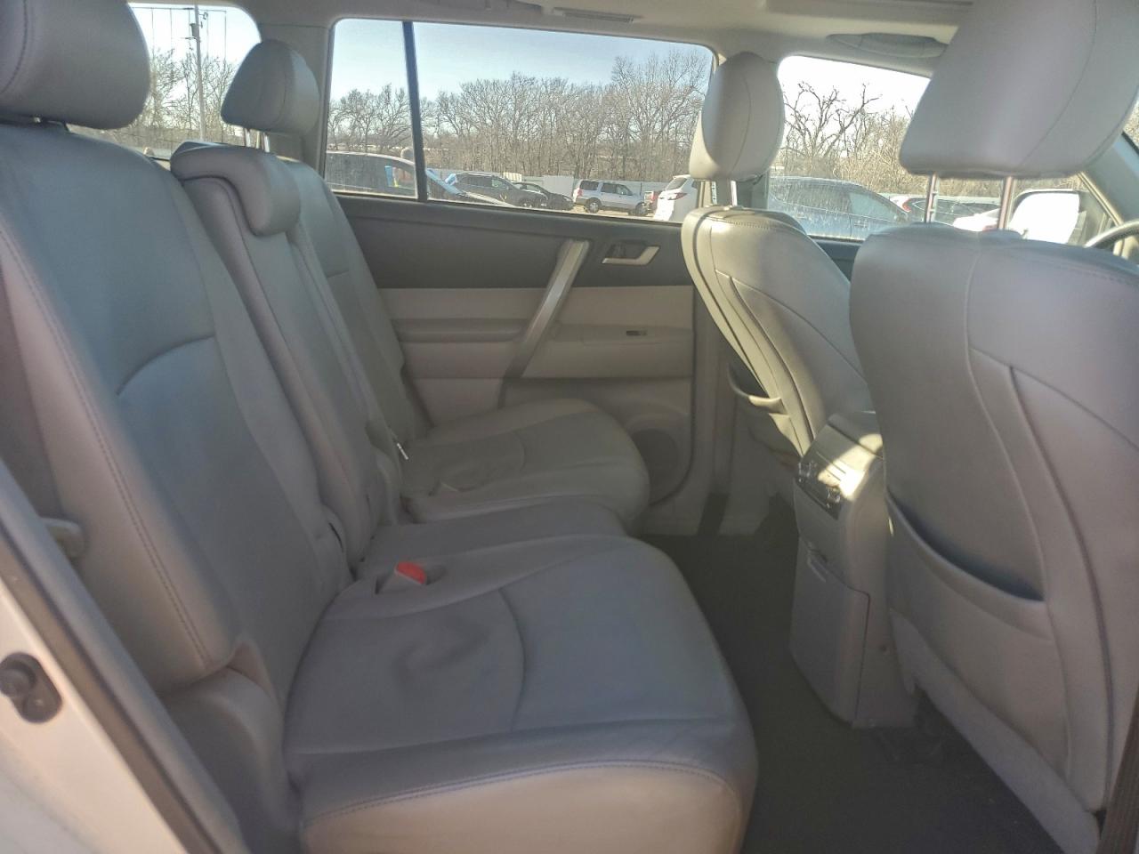 Toyota Highlander Base Image 3