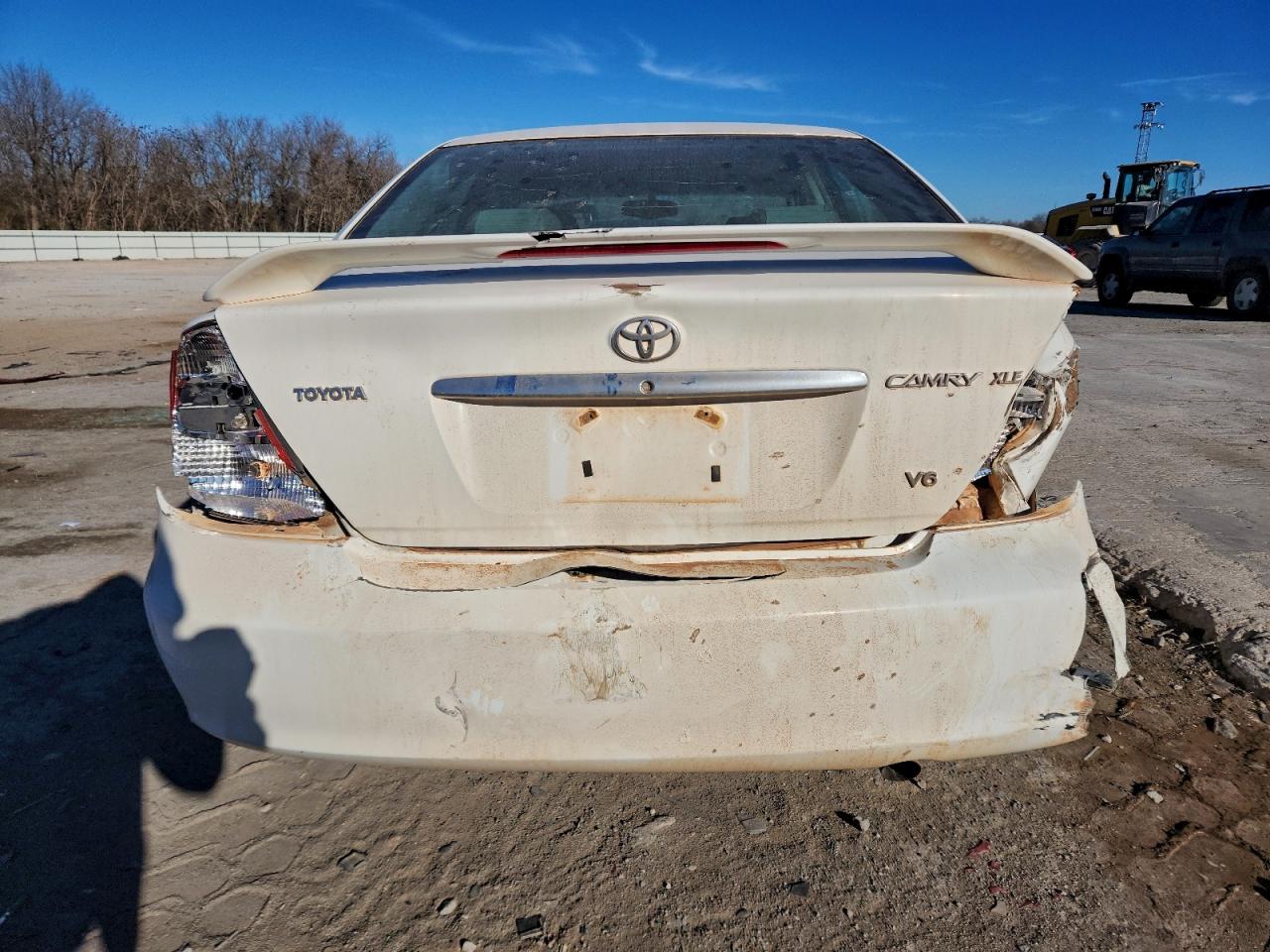 Toyota Camry Le Image 10