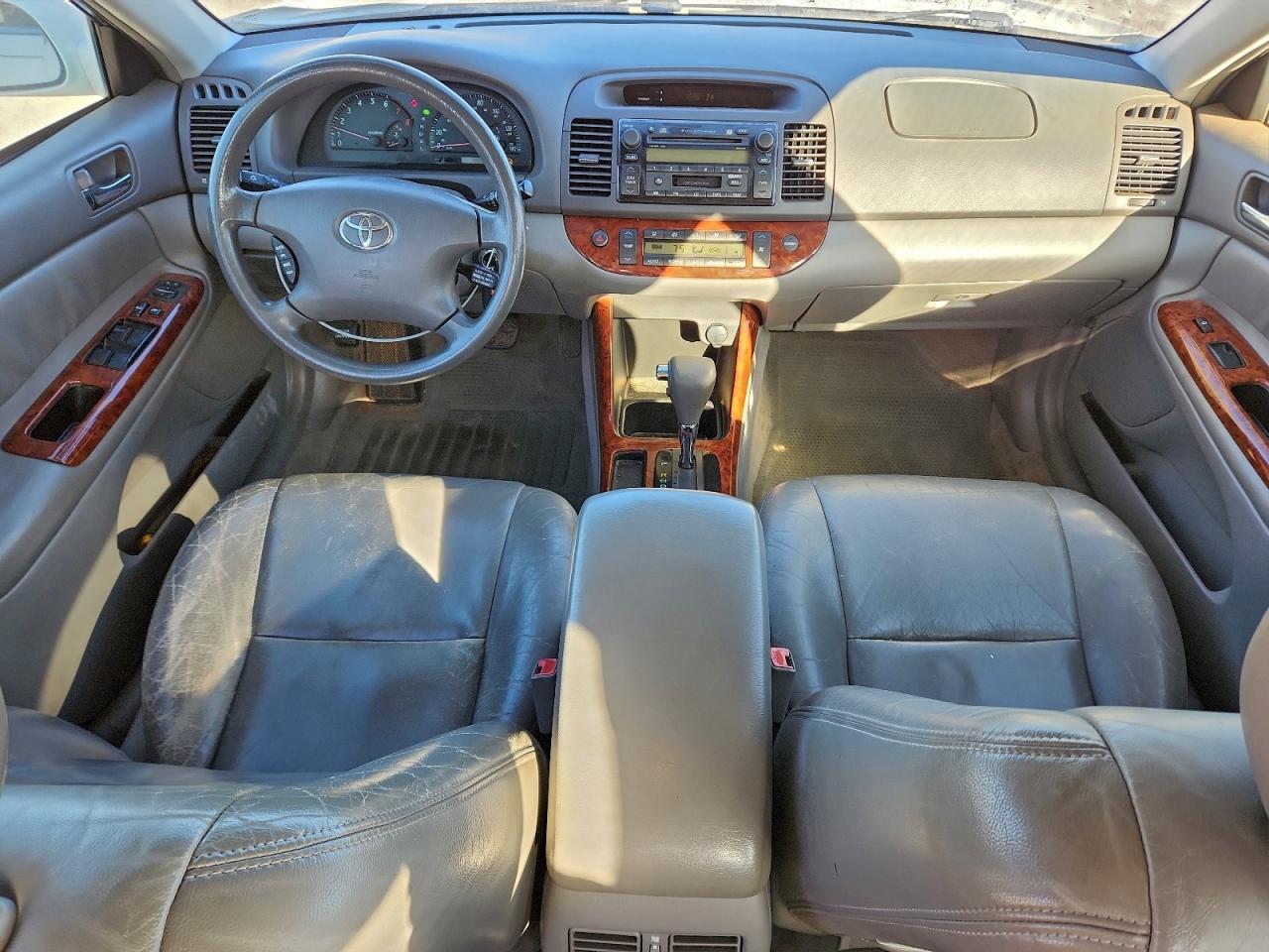 Toyota Camry Le Image 7