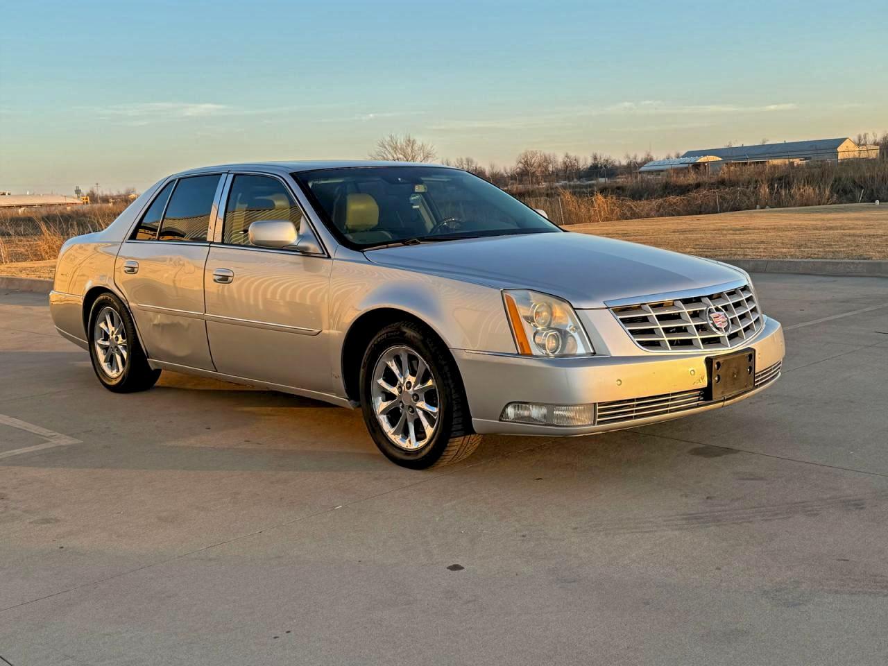 Cadillac DTS Premium Collection Image 1
