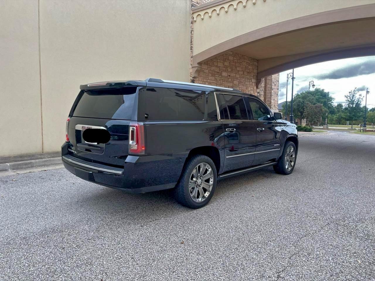 GMC Yukon Denali Image 3