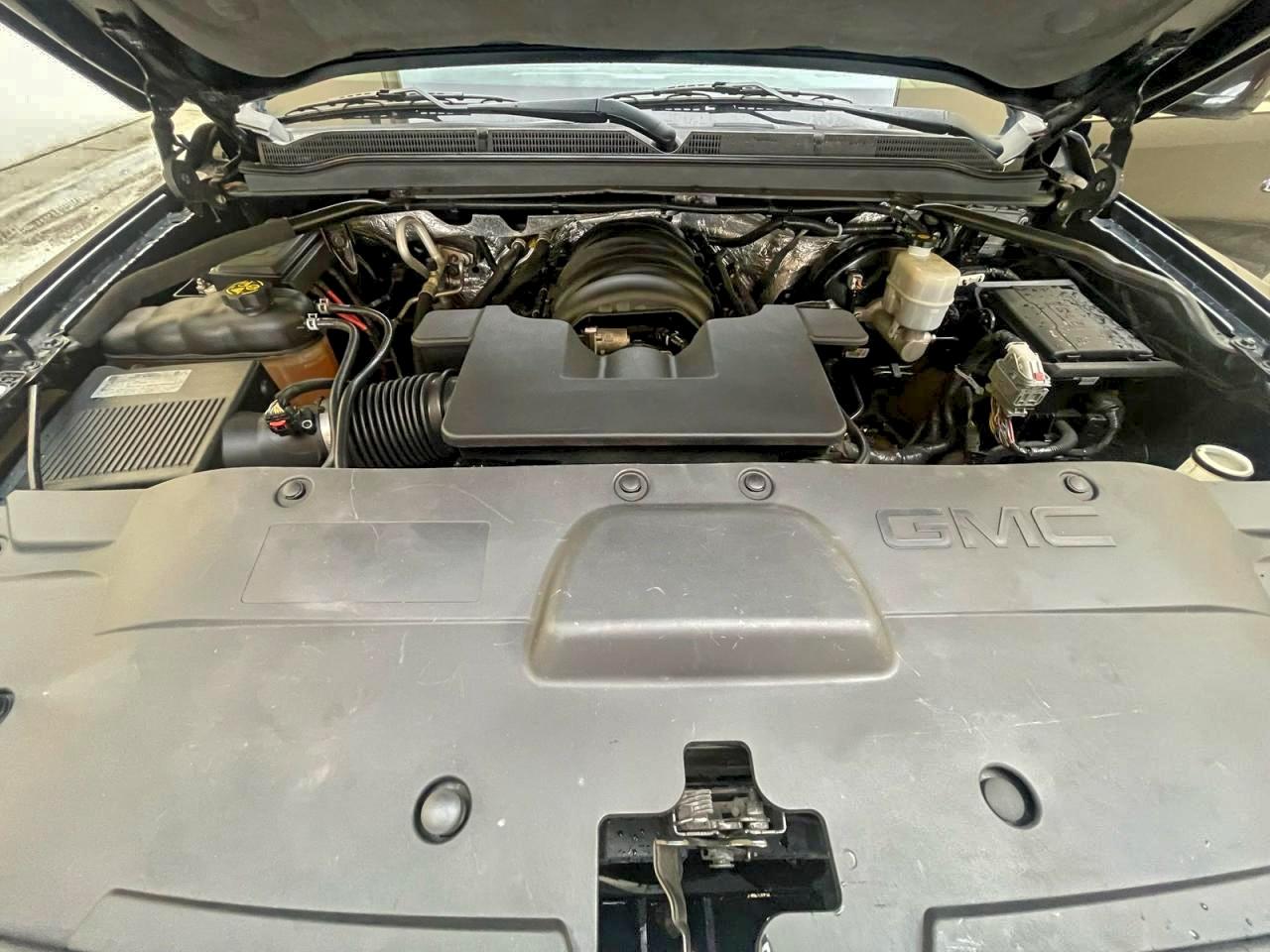 GMC Yukon Denali Image 9