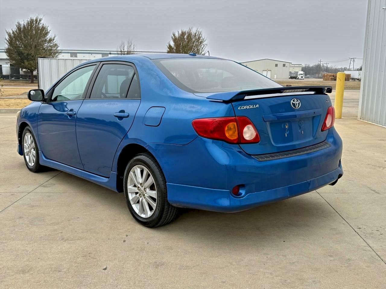 Toyota Corolla Base Image 9