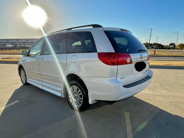 Toyota Sienna Xle Image 2