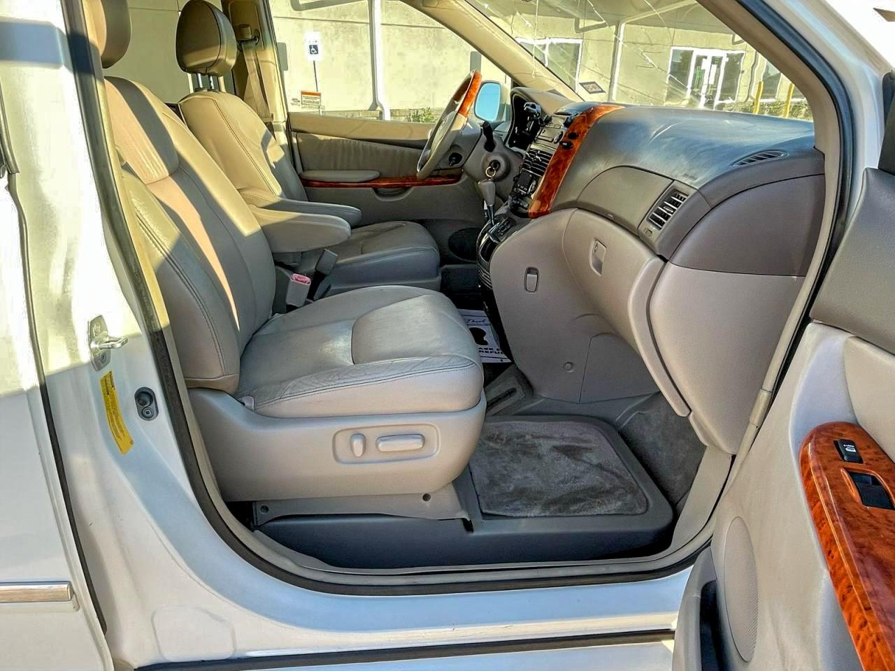 Toyota Sienna Xle Image 7