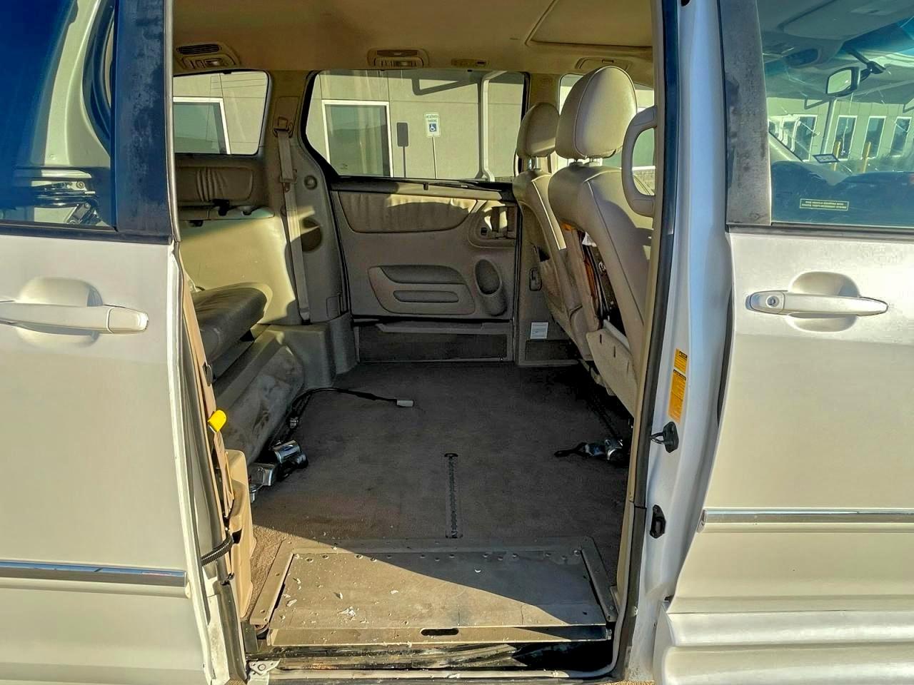 Toyota Sienna Xle Image 6