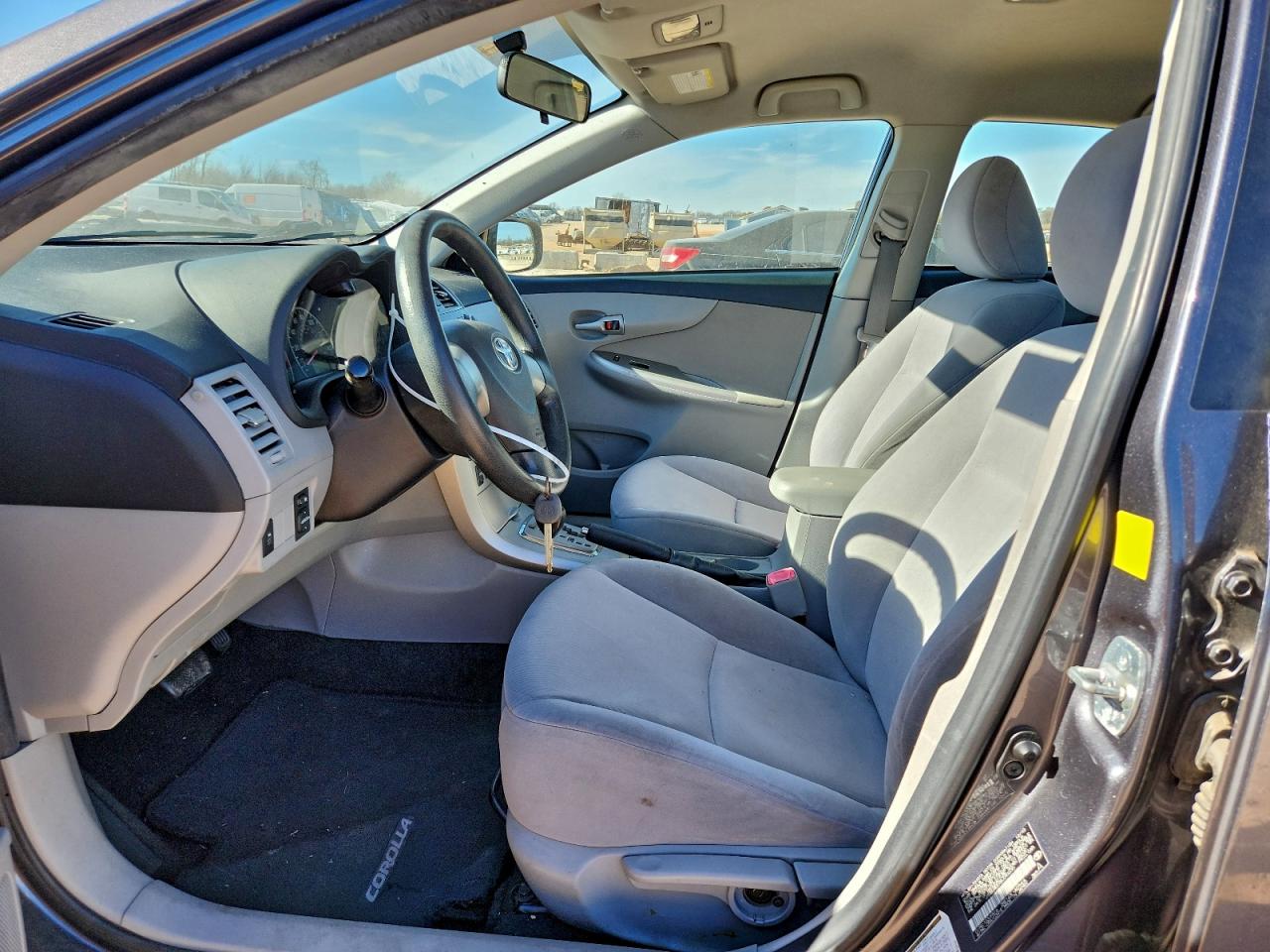 Toyota Corolla Base Image 11