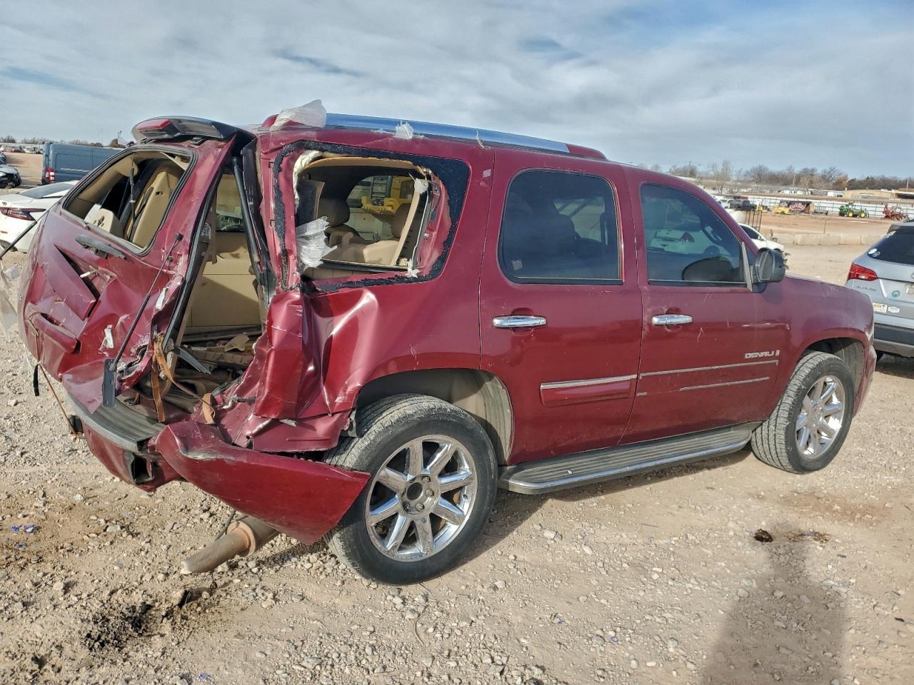 GMC Yukon Denali Image 5