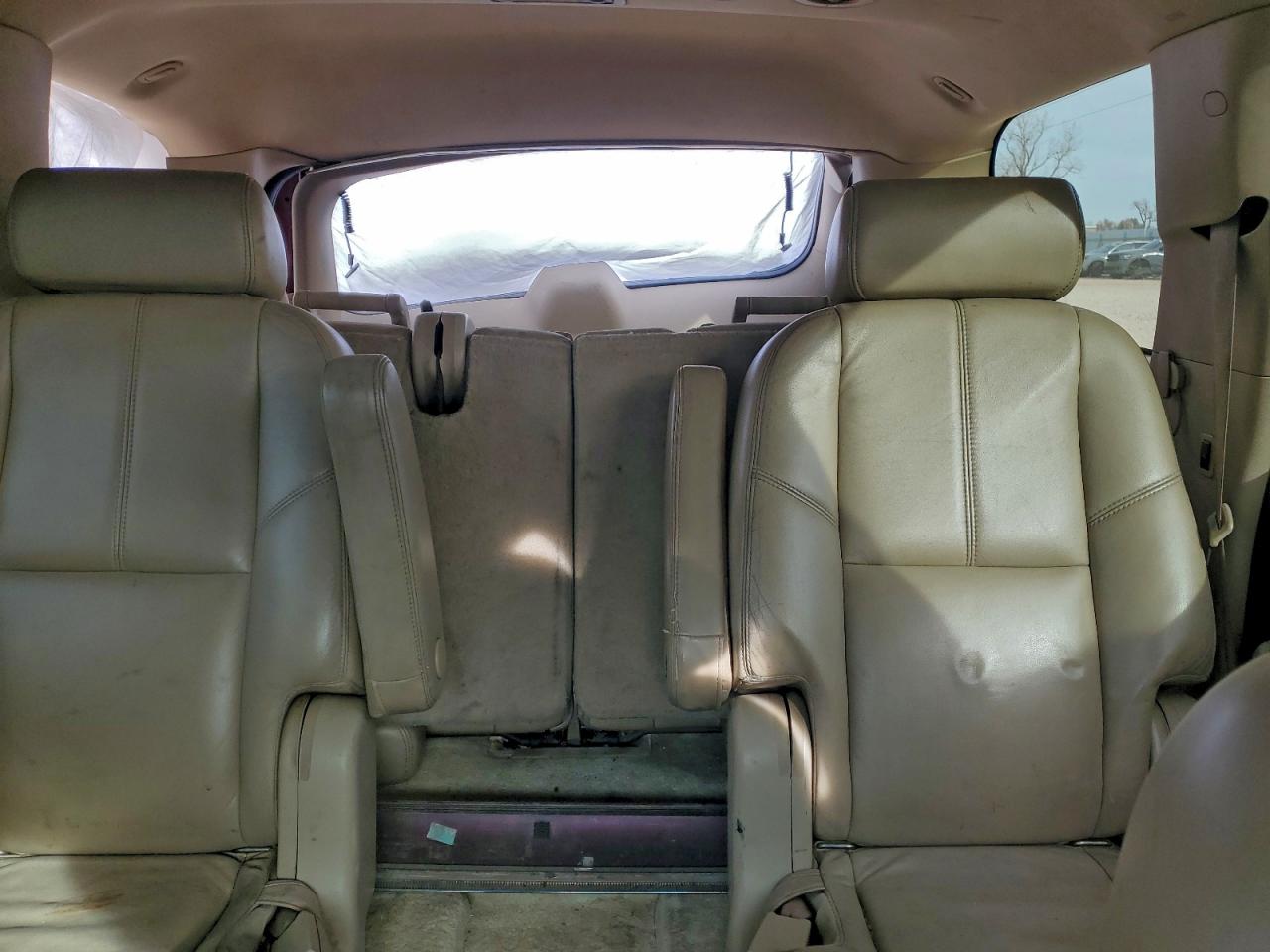 GMC Yukon Denali Image 12