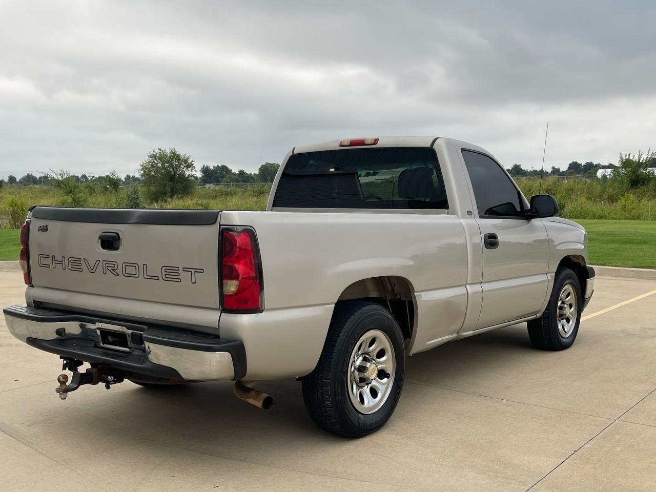 Chevrolet Silverado C1500 Image 2