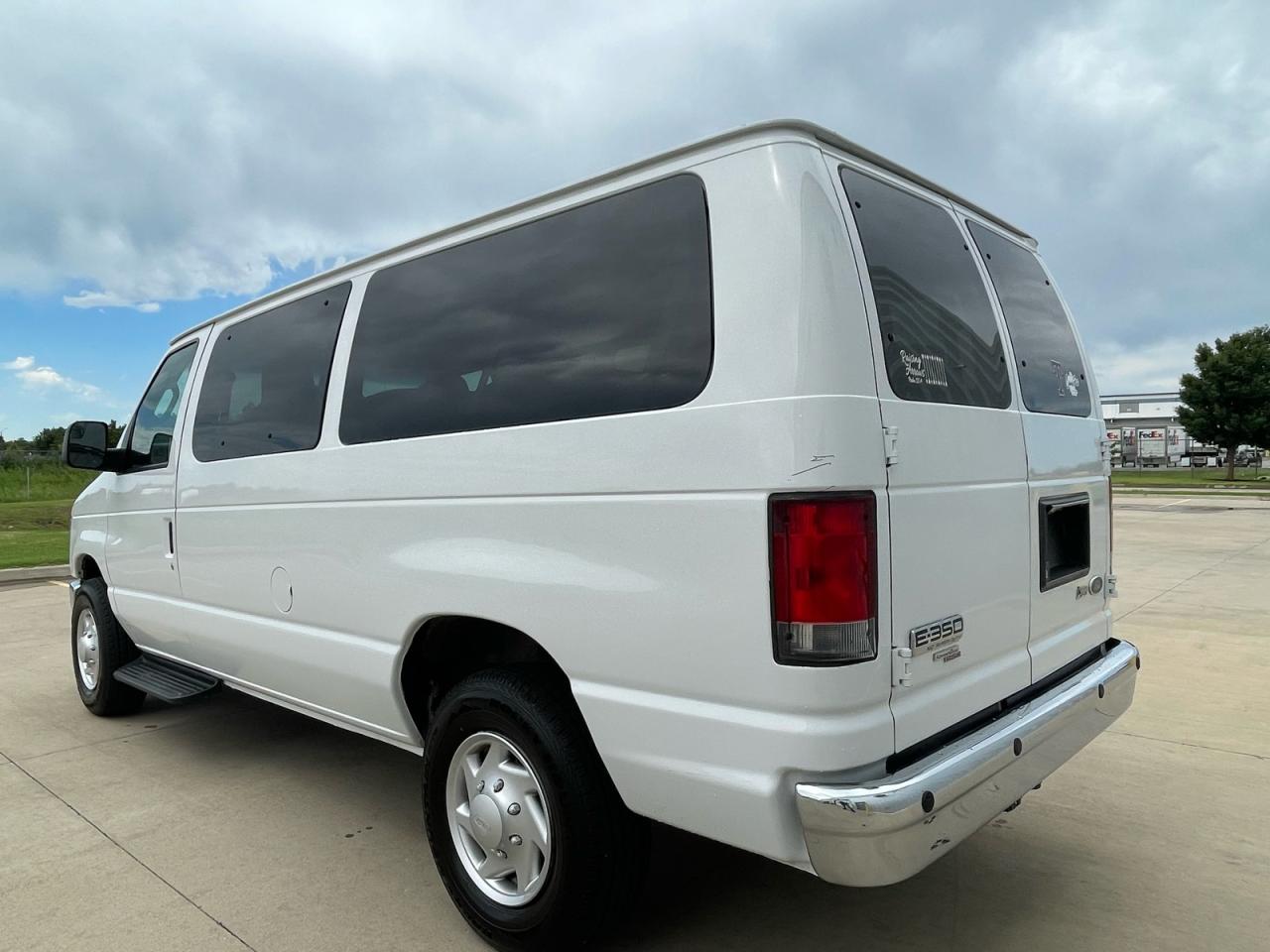 Ford Econoline E350 Super Duty Wagon Image 10
