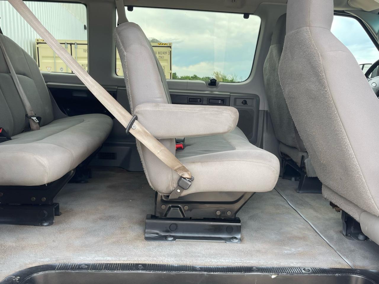 Ford Econoline E350 Super Duty Wagon Image 7