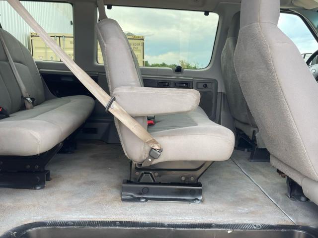 Ford Econoline E350 Super Duty Wagon Image 7