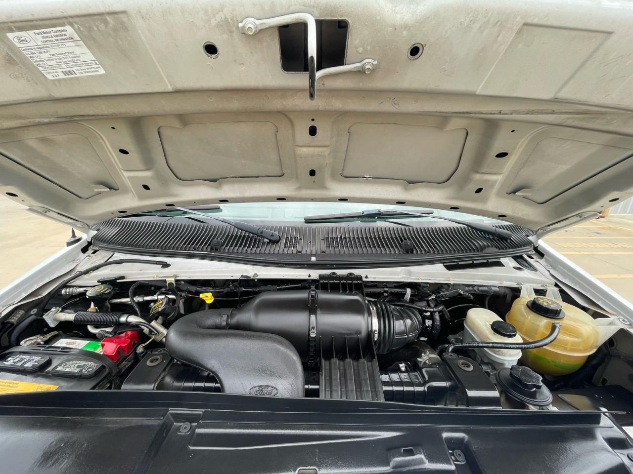 Ford Econoline E350 Super Duty Wagon Image 3