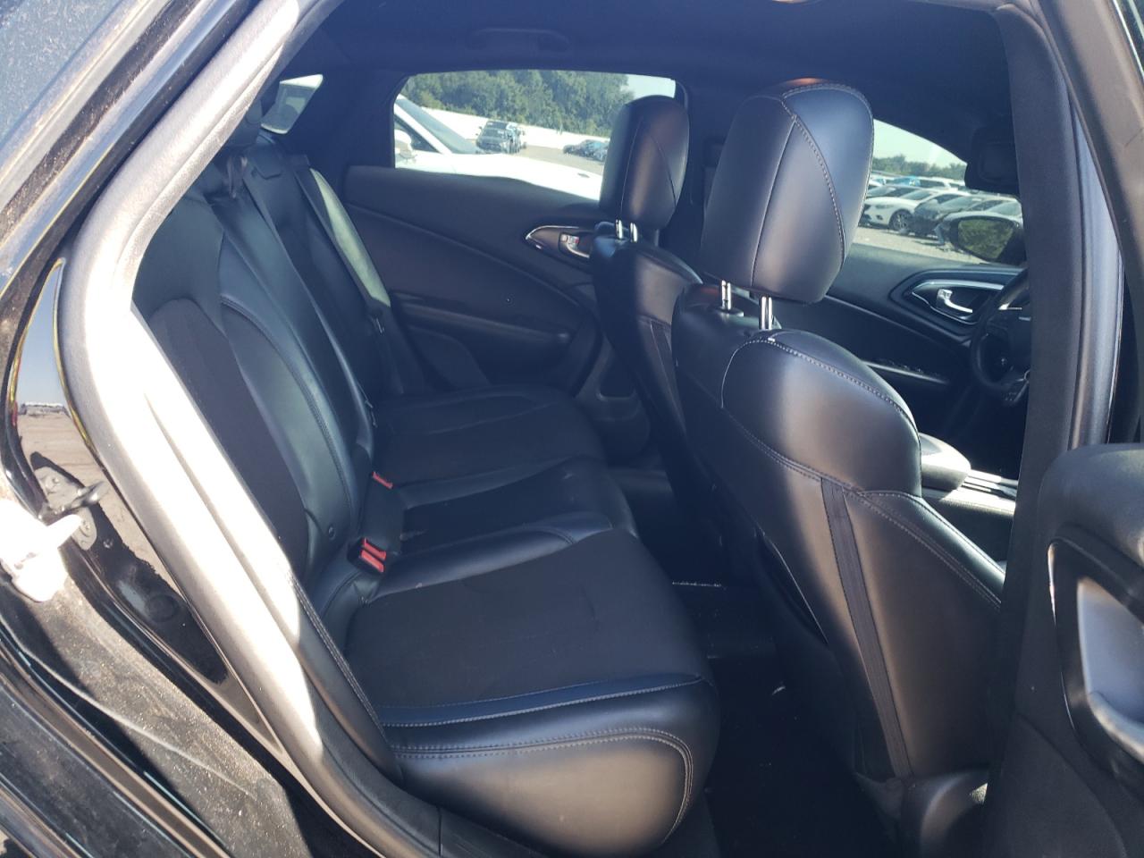 Chrysler 200 S Image 8